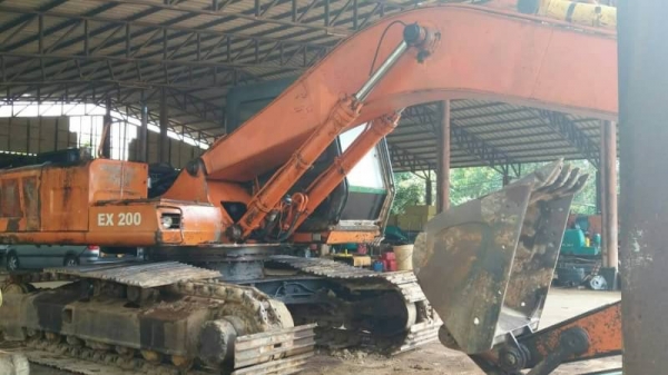 ขาย 395,000 บาท HITACHI EX200-1 เครื่องดี ปั้ม K3V โช่หนา เอวแน่น เอกสารชื้อขาย  รถอยู่ จ.ขอนแก่น โทร&amp;ไอดีไลน์ 0610710295