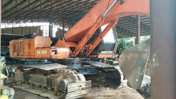 ขาย 395,000 บาท HITACHI EX200-1 เครื่องดี ปั้ม K3V โช่หนา เอวแน่น เอกสารชื้อขาย  รถอยู่ จ.ขอนแก่น โทร&amp;ไอดีไลน์ 0610710295