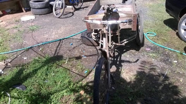 สามล้อโบราณ ตามสภาพที่เห็น มีล้อให้ จอดนาน มรดกคุณค่าทางจิตใจสูง