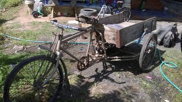 สามล้อโบราณ ตามสภาพที่เห็น มีล้อให้ จอดนาน มรดกคุณค่าทางจิตใจสูง