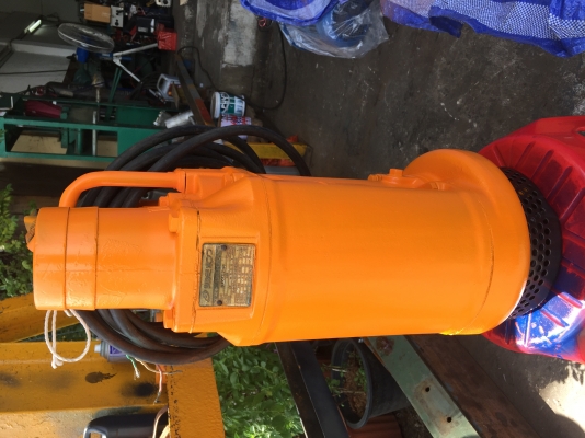 ปั้มสูบน้ำแบบจุ่มมือสอง ขนาด 5 แรง ท่อ 4 นิ้ว ไฟ 380 v3 เฟส สายยาว 7 เมตร พร้อมใช้งาน.  รับประกัน 6 เดือน