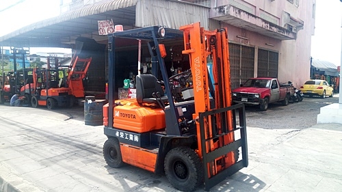 ขายรถยกโตโยต้า 1.5 ตัน รุ่น5 เครื่องเบนซิน กระบอกคู่ เสาสูง 3 เมตร  พวงมาลัยเพาเว่อร์  สีเดิมจากนอก นำเข้าจากญี่ปุ่น ใช้งานได้ทันที ราคา140000