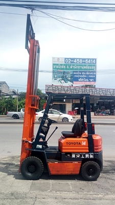 ขายรถยกโตโยต้า 1.5 ตัน รุ่น5 เครื่องเบนซิน กระบอกคู่ เสาสูง 3 เมตร  พวงมาลัยเพาเว่อร์  สีเดิมจากนอก นำเข้าจากญี่ปุ่น ใช้งานได้ทันที ราคา140000