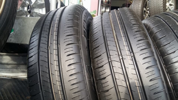 ขายล้อแม็กป้ายแดง mazda 2 15" พร้อมยางปี17 สนใจติดต่อร้าน ก.เจริญการยางครับ 081-3747940