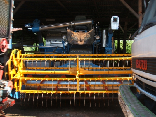 ขายรถเกี่ยวข้าวปานเจริญ อุ้ม 2.5 ตัน ตัวเดิน 12 HT ปั้มไดกิ๊นส์ เบอร์ 22 เครื่องยนต์ JO8C สภาพดีพร้อมใช้งาน