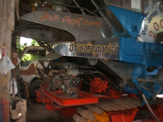 ขายรถเกี่ยวข้าวปานเจริญ อุ้ม 2.5 ตัน ตัวเดิน 12 HT ปั้มไดกิ๊นส์ เบอร์ 22 เครื่องยนต์ JO8C สภาพดีพร้อมใช้งาน