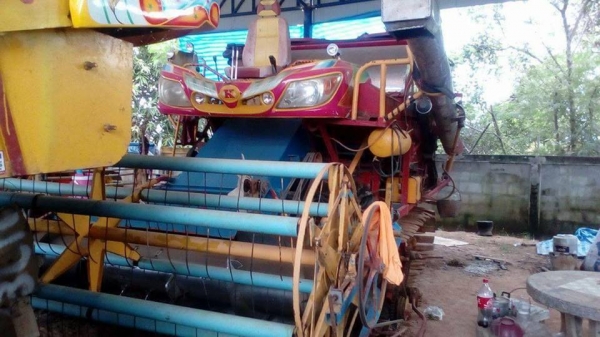 ขายรถเกี่ยว เกษตรพัฒนา ช้างจอมพลังปี52เครื่องอีซูซุ195ช่วงล่าง10สภาพใช้งานทุกปี