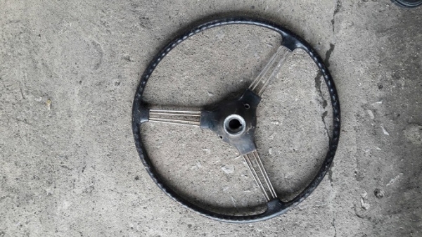 ขายพวงมาลัยรถเก่าโบราณ