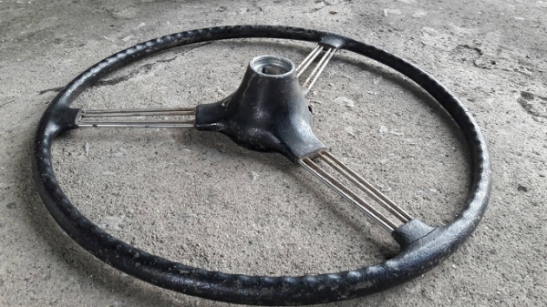 ขายพวงมาลัยรถเก่าโบราณ