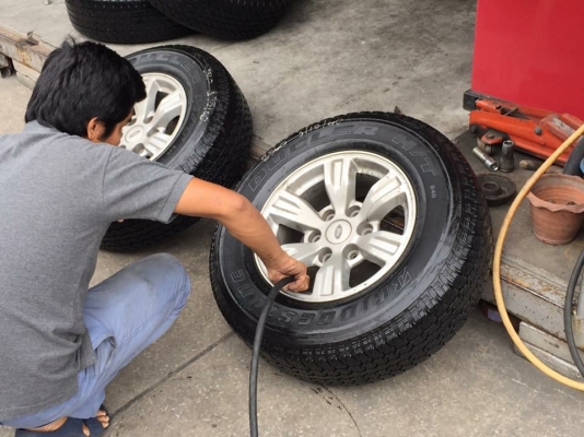 ยาง Bridgestone 245 70 16 ปี17 มี6ชุด ดอกเต็ม ไม่มีปะ เนื้อนิ่มๆ ใช้ยาว ราคาไม่แพง ยาง Bridgestone 245 70 16 ปี17 มี6ชุด ดอกเต็ม ไม่มีปะ เนื้อนิ่มๆ ใช้ยาว ราคาไม่แพง