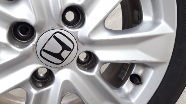 ล้อHONDA JAZZ Hํybrid  ขอบ15 ยาง185/60/15 ปี14   4 ล้อ