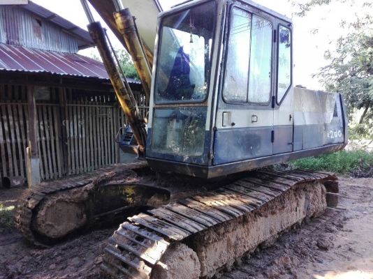 KOMATSU 200-5เครื่องดีเอวแน่นพร้อมใช้ KOMATSU 200-5เครื่องดีเอวแน่นพร้อมใช้