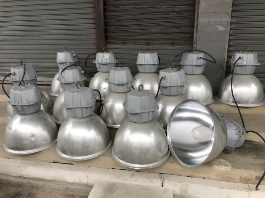 ขายโคมไฟ High Bay Philips พร้อมหลอดไฟ ขนาด 400W สภาพสวย ไฟสว่าง พร้อมใช้งาน มี 13ชุด ราคาชุดละ 950 บาท