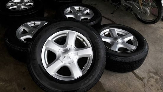 ขายล้อแม็ก dmax 17" ยางปี12  สนใจติดต่อร้าน ก.เจริญการยางครับ 081-3747940