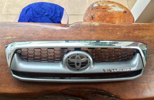 ขายกระจังหน้า วีโก้VN  ปี 09-11