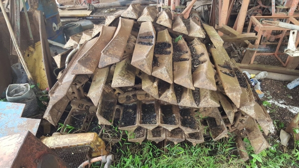 ขาย โซ่พร้อมใบแทรคตีนเป็ดทั้ง 2 ข้าง ของแทรคเตอร์ CAT D4H จำนวนใบแทรคข้างละ 42 ใบ ราคาคุยกันได้ครับ