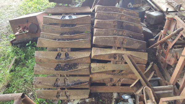 ขาย โซ่พร้อมใบแทรคตีนเป็ดทั้ง 2 ข้าง ของแทรคเตอร์ CAT D4H จำนวนใบแทรคข้างละ 42 ใบ ราคาคุยกันได้ครับ