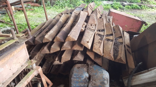 ขาย โซ่พร้อมใบแทรคตีนเป็ดทั้ง 2 ข้าง ของแทรคเตอร์ CAT D4H จำนวนใบแทรคข้างละ 42 ใบ ราคาคุยกันได้ครับ