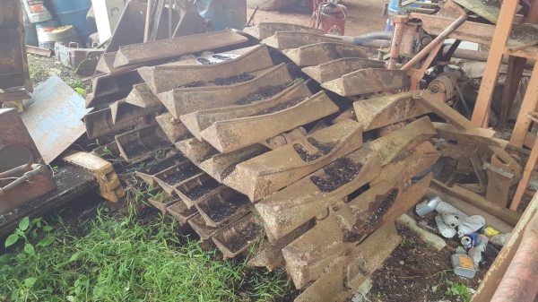 ขาย โซ่พร้อมใบแทรคตีนเป็ดทั้ง 2 ข้าง ของแทรคเตอร์ CAT D4H จำนวนใบแทรคข้างละ 42 ใบ ราคาคุยกันได้ครับ