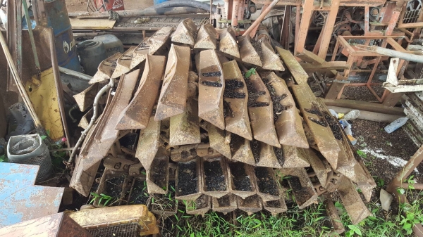 ขาย โซ่พร้อมใบแทรคตีนเป็ดทั้ง 2 ข้าง ของแทรคเตอร์ CAT D4H จำนวนใบแทรคข้างละ 42 ใบ ราคาคุยกันได้ครับ