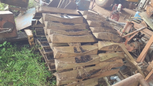 ขาย โซ่พร้อมใบแทรคตีนเป็ดทั้ง 2 ข้าง ของแทรคเตอร์ CAT D4H จำนวนใบแทรคข้างละ 42 ใบ ราคาคุยกันได้ครับ