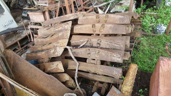 ขาย โซ่พร้อมใบแทรคตีนเป็ดทั้ง 2 ข้าง ของแทรคเตอร์ CAT D4H จำนวนใบแทรคข้างละ 42 ใบ ราคาคุยกันได้ครับ