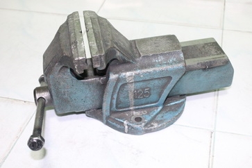 ปากกาจับชิ้นงานขนาดปาก 5 นิ้ว เป็นเหล็กเก่าเหนียวๆพร้อมใช้งาน