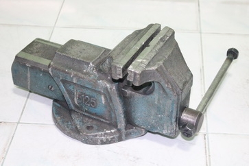 ปากกาจับชิ้นงานขนาดปาก 5 นิ้ว เป็นเหล็กเก่าเหนียวๆพร้อมใช้งาน