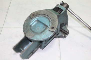 ปากกาจับชิ้นงานขนาดปาก 5 นิ้ว เป็นเหล็กเก่าเหนียวๆพร้อมใช้งาน