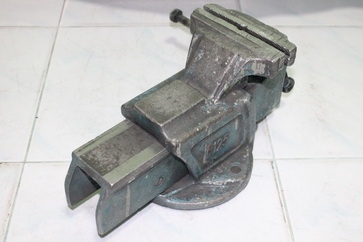 ปากกาจับชิ้นงานขนาดปาก 5 นิ้ว เป็นเหล็กเก่าเหนียวๆพร้อมใช้งาน