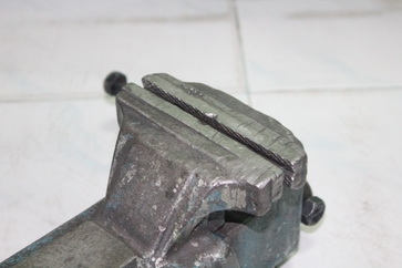 ปากกาจับชิ้นงานขนาดปาก 5 นิ้ว เป็นเหล็กเก่าเหนียวๆพร้อมใช้งาน