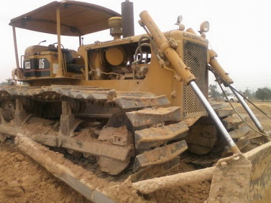 ขายรถ แทรกเตอร์ตีนตะขาบ CAT D5 เครื่องแน่น ตัวเดินดีมาก ดันดินนิ่มมากเลยครับ