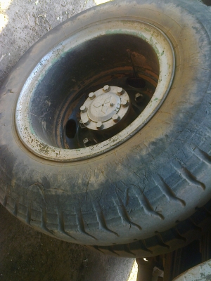 หกล้อหัวยาวดัมพ์ เครื่่องใหญ่ ท้ายFUSOไม่มีทะเบียน