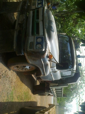 หกล้อหัวยาวดัมพ์ เครื่่องใหญ่ ท้ายFUSOไม่มีทะเบียน