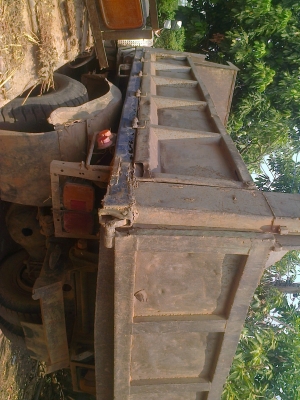 หกล้อหัวยาวดัมพ์ เครื่่องใหญ่ ท้ายFUSOไม่มีทะเบียน