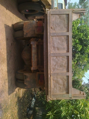 หกล้อหัวยาวดัมพ์ เครื่่องใหญ่ ท้ายFUSOไม่มีทะเบียน