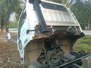 ขายรถ 6 ล้อเทเลอร์ DAIHUTSU ใส่หัวเก๋งใหม่ คัสซี V48-10196 เครื่อง TOYOTA B-0204705 85 แรงม้า ยาง 7.50 ราคา 190000