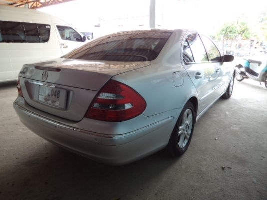 ขายรถเก๋งเบนซ์ E240 สภาพสวยสดทั้งคัน ใช้งานน้อย..