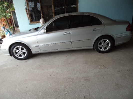 ขายรถเก๋งเบนซ์ E240 สภาพสวยสดทั้งคัน ใช้งานน้อย..