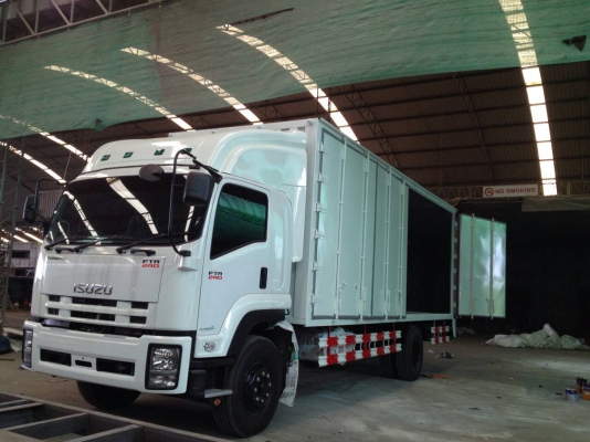 รถบรรทุกให้เช่าระยะยาวหกล้อใหญ่ ยาว 7.69 เมตร ประตู 10บานพร้อมคนขับสัญญาปี