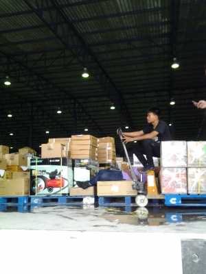 รถบรรทุกให้เช่าระยะยาวหกล้อใหญ่ ยาว 7.69 เมตร ประตู 10บานพร้อมคนขับสัญญาปี