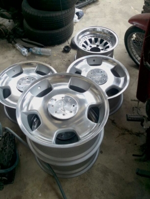 ต้องการขายล้อเเม็กขอบ18" lorinser D93  กว้าง 9 นิ้ว