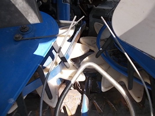 รหัส:13001003รถเกี่ยวข้าวนั่งขับที่ตัด2แถวสามารถปรับที่เกี่ยวขึ้นลงได้เกี่ยวง่ายwww.nihonmono.com