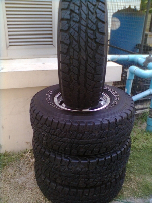 ขายยางพร้อมแม็กLENSO 6 รู ยางดันลอปยางปี12 ขนาด 31X10.50Rขอบ15 วิ่งแค่ 3000 กิโล สภาพยางแม็ก 95\% เหมือนใหม่  1 ชุด พร้อมน๊อต 24 ตัว