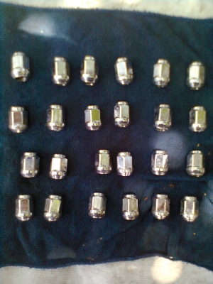 ขายยางพร้อมแม็กLENSO 6 รู ยางดันลอปยางปี12 ขนาด 31X10.50Rขอบ15 วิ่งแค่ 3000 กิโล สภาพยางแม็ก 95\% เหมือนใหม่  1 ชุด พร้อมน๊อต 24 ตัว