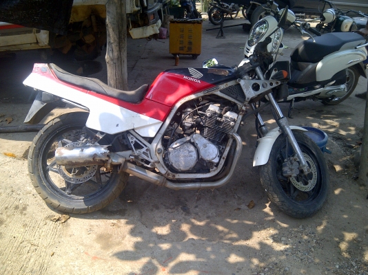 ขายซากCBR400Fพร้อมทะเบียนราคาไม่แพงครับ