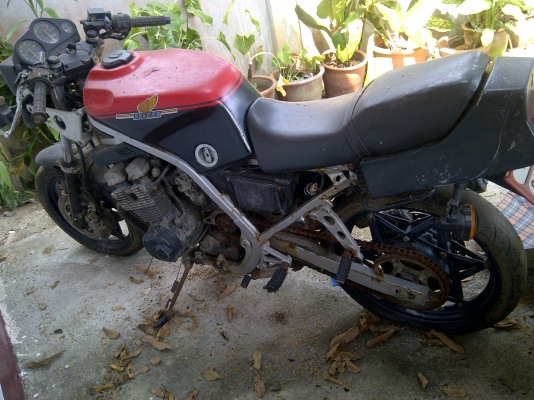 ขายซากCBR400Fพร้อมทะเบียนราคาไม่แพงครับ