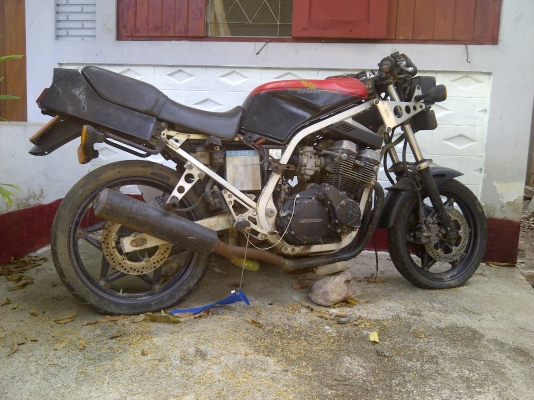 ขายซากCBR400Fพร้อมทะเบียนราคาไม่แพงครับ