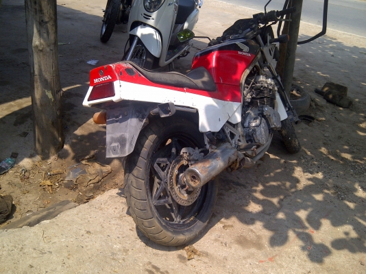 ขายซากCBR400Fพร้อมทะเบียนราคาไม่แพงครับ