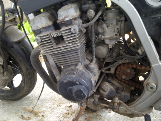 ขายซากCBR400Fพร้อมทะเบียนราคาไม่แพงครับ